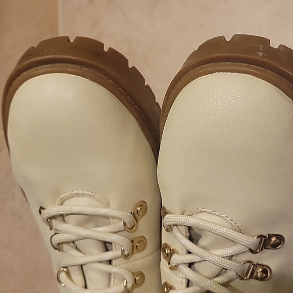 NEW! ANN TAYLOR LOFT Cream Faux Leather Hiker Hiking Ankle Boots 8.5. - Picture 3 of 8